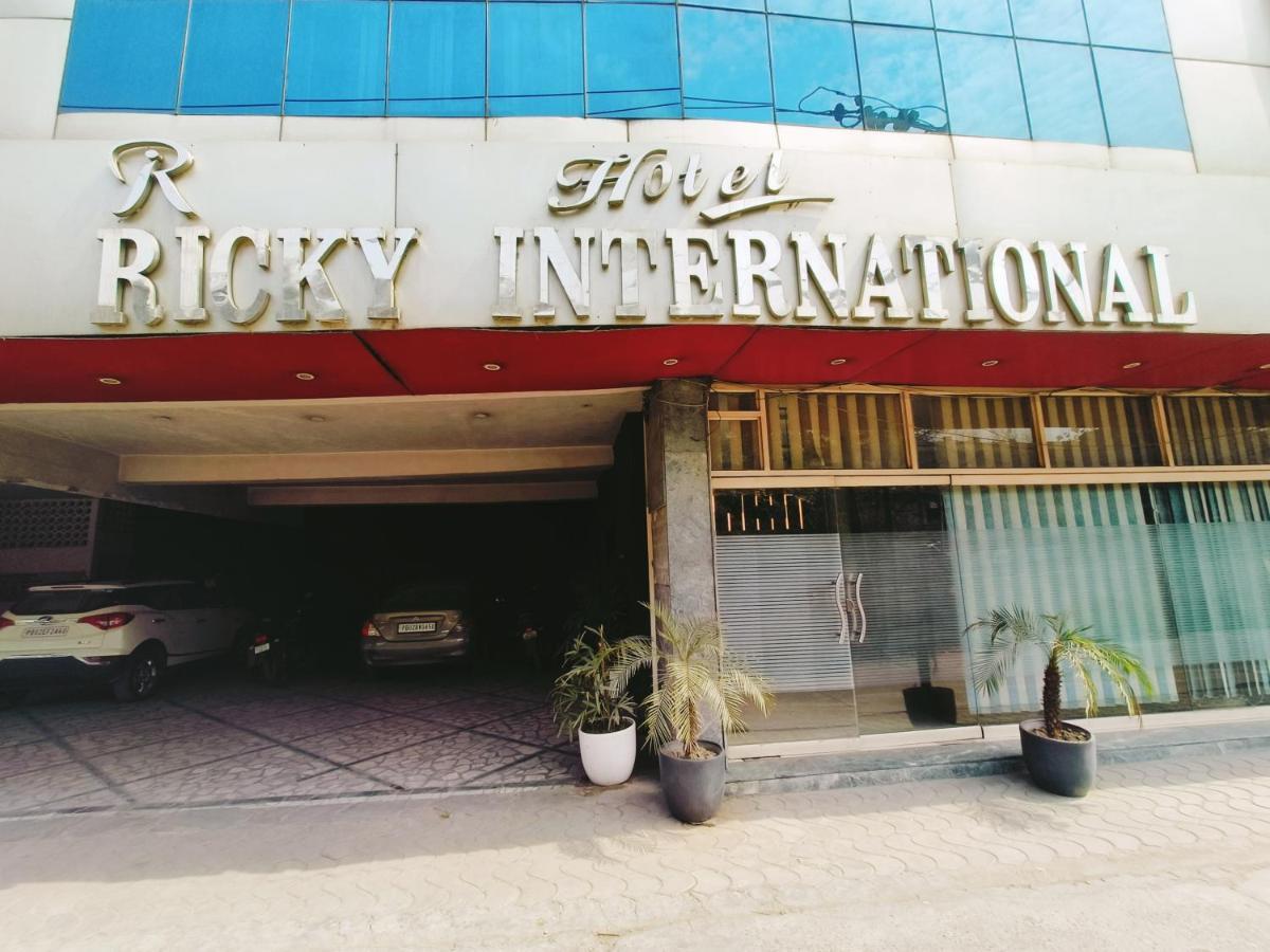 Hotel Ricky International Amritsar Exterior photo